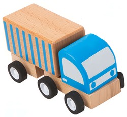 Holzlaster mit blauem Fahrerhaus und blau gestreiftem Anhänger