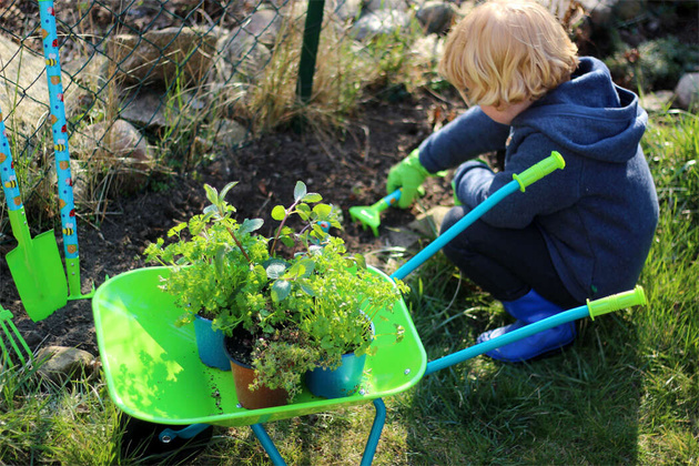 Großes Gartenset mit Schubkarre und grünen Werkzeugen für Kinder zur Gartenarbeit