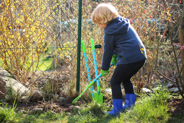 Großes Gartenset mit Schubkarre und grünen Werkzeugen für Kinder zur Gartenarbeit